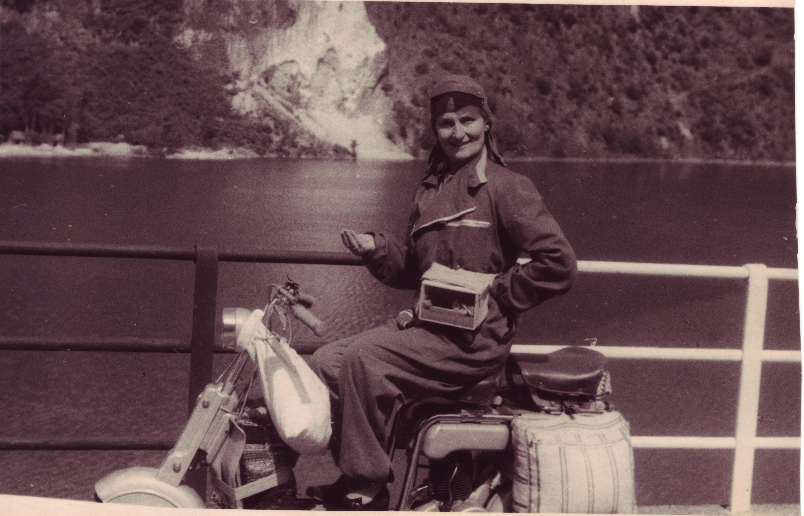 Regina in Lambretta nel 1948 con il suo canarino sul lago di Como.